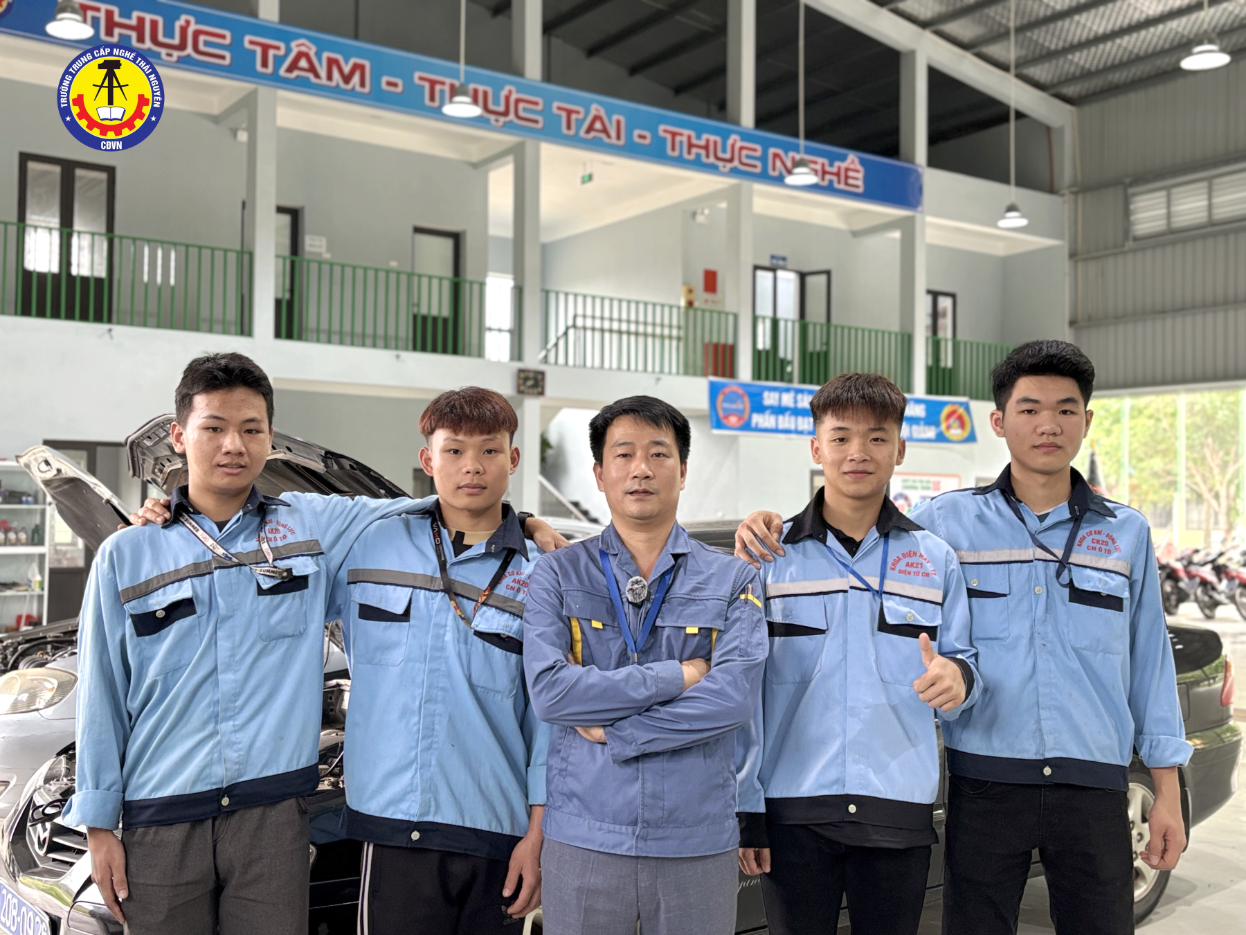 Giảng viên cùng học sinh lớp Công nghệ Ô tô